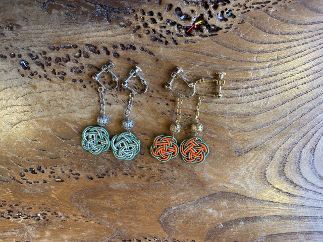 Choose your favourite colours to create your one and only accessories. Rings can be changed into brooches or key chains!