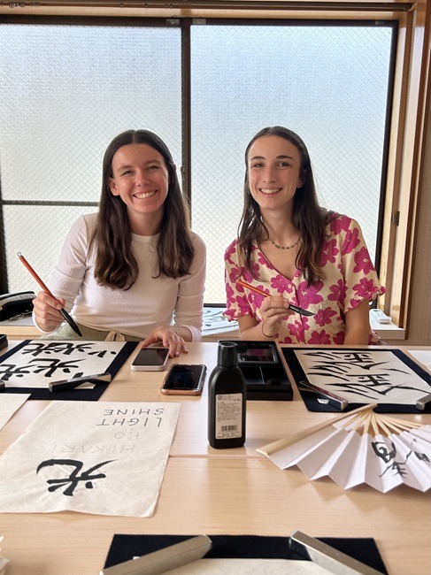 Participez à un atelier de calligraphie, l’un des marqueur…
