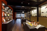 On the first floor, there is a gallery shop featuring high-quality crafts, mainly from Ishikawa Prefecture.