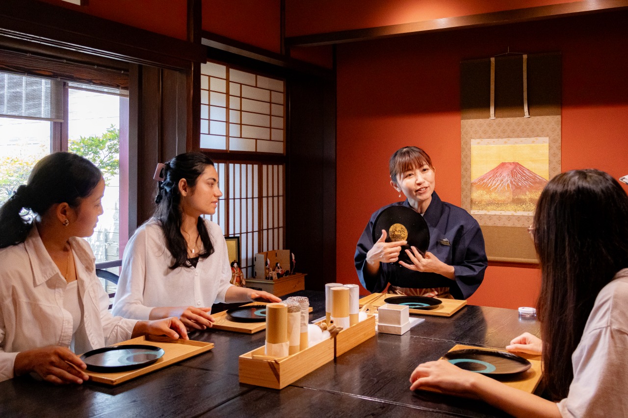 Gold Leaf Experiential Tour in a 200-Year-Old Teahouse -We…
